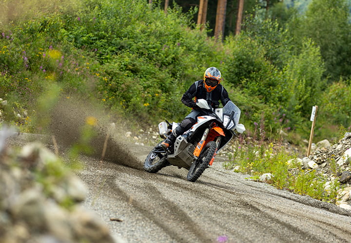 mitas-banner-riders-and-teams-ADVENTURE